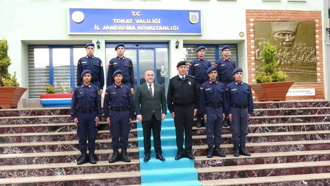 Kışladaki dört ikiz kardeş askeri, komutanları ayırt etmekte zorlanıyor 13